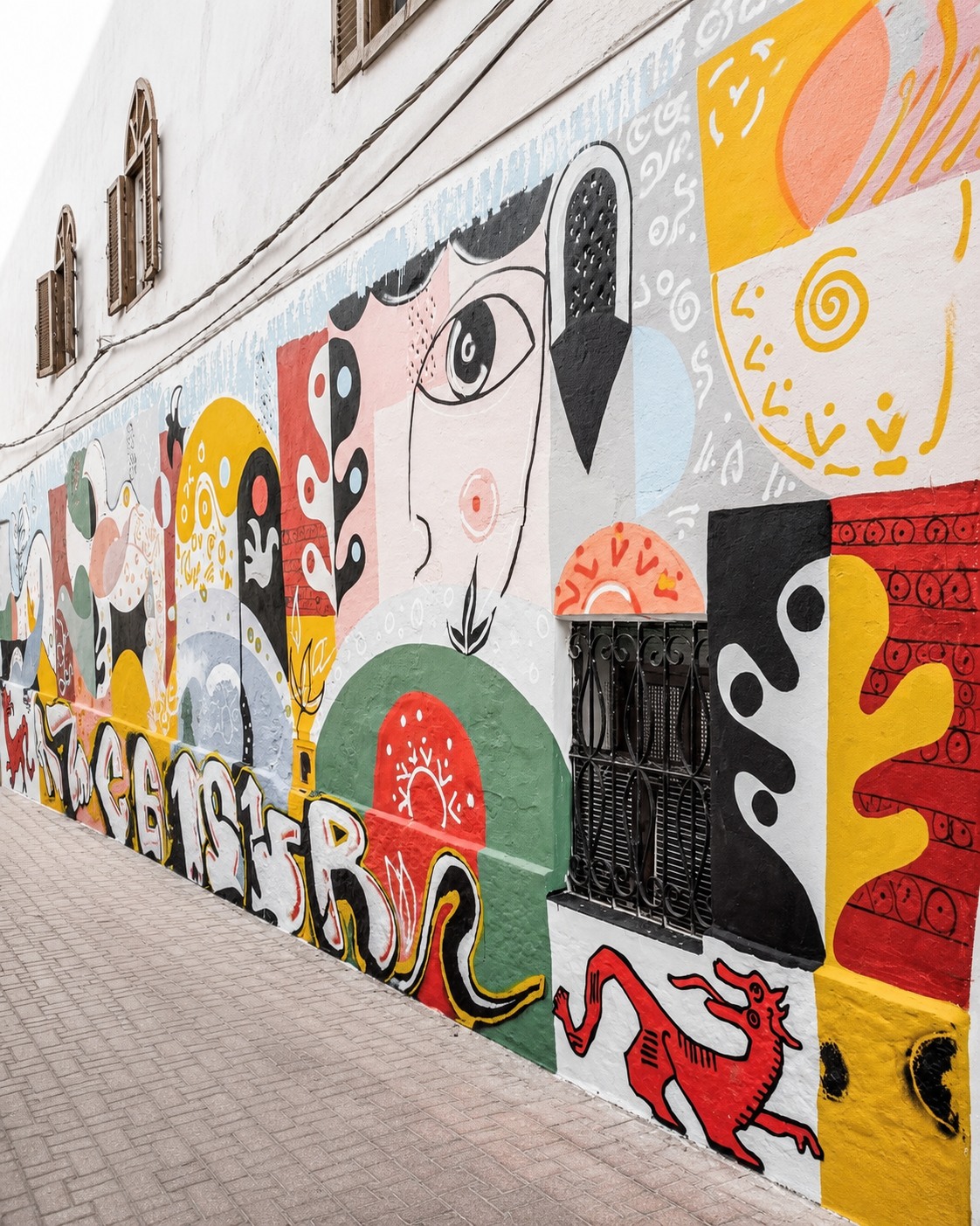 Graphic painted wall surface in Azemmour
