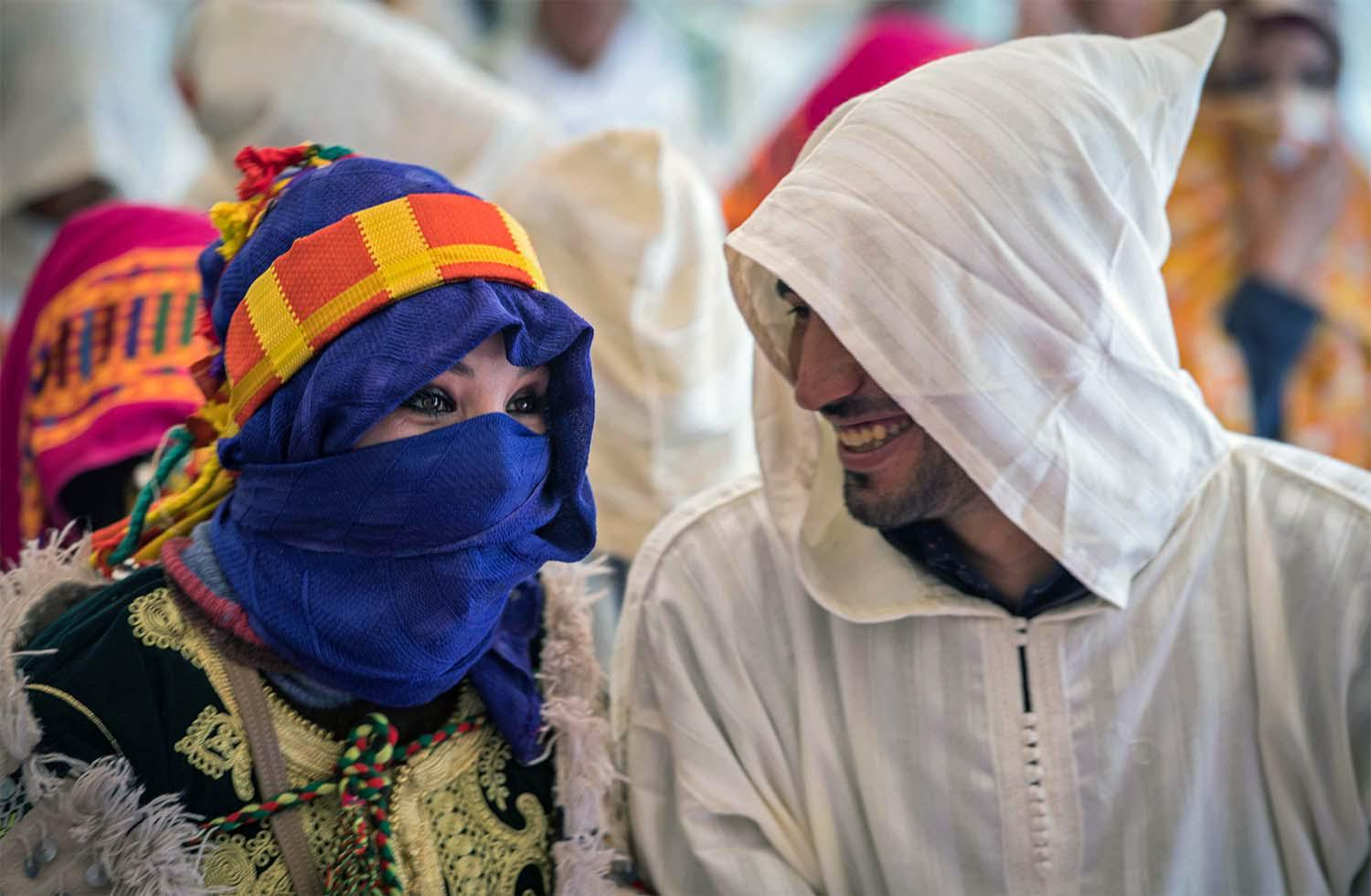 Traditional Amazigh dress and conversation during a Moroccan gathering
