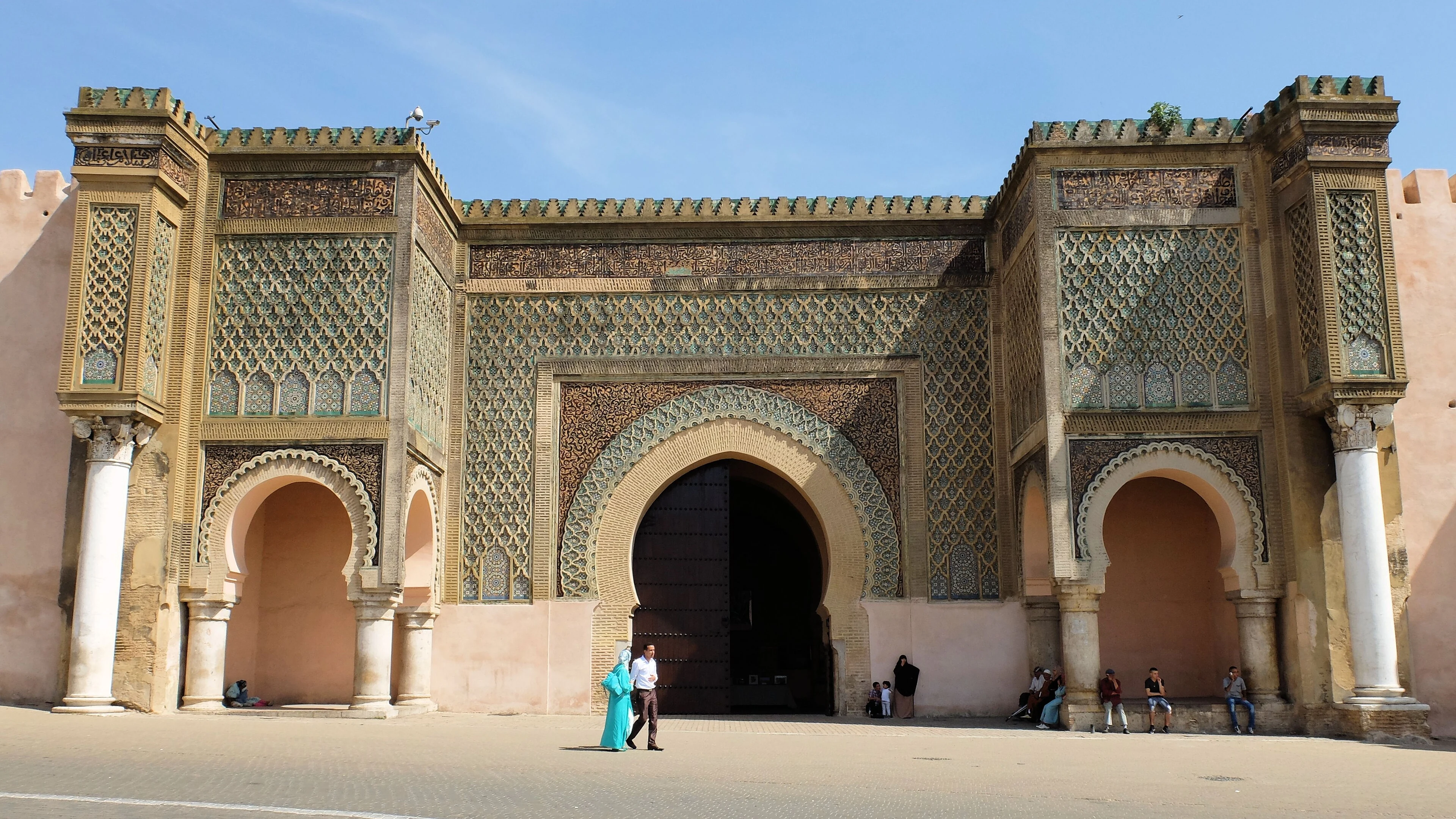 Bab Mansour in Meknes: a monumental gateway associated with the Alaouite imperial city.