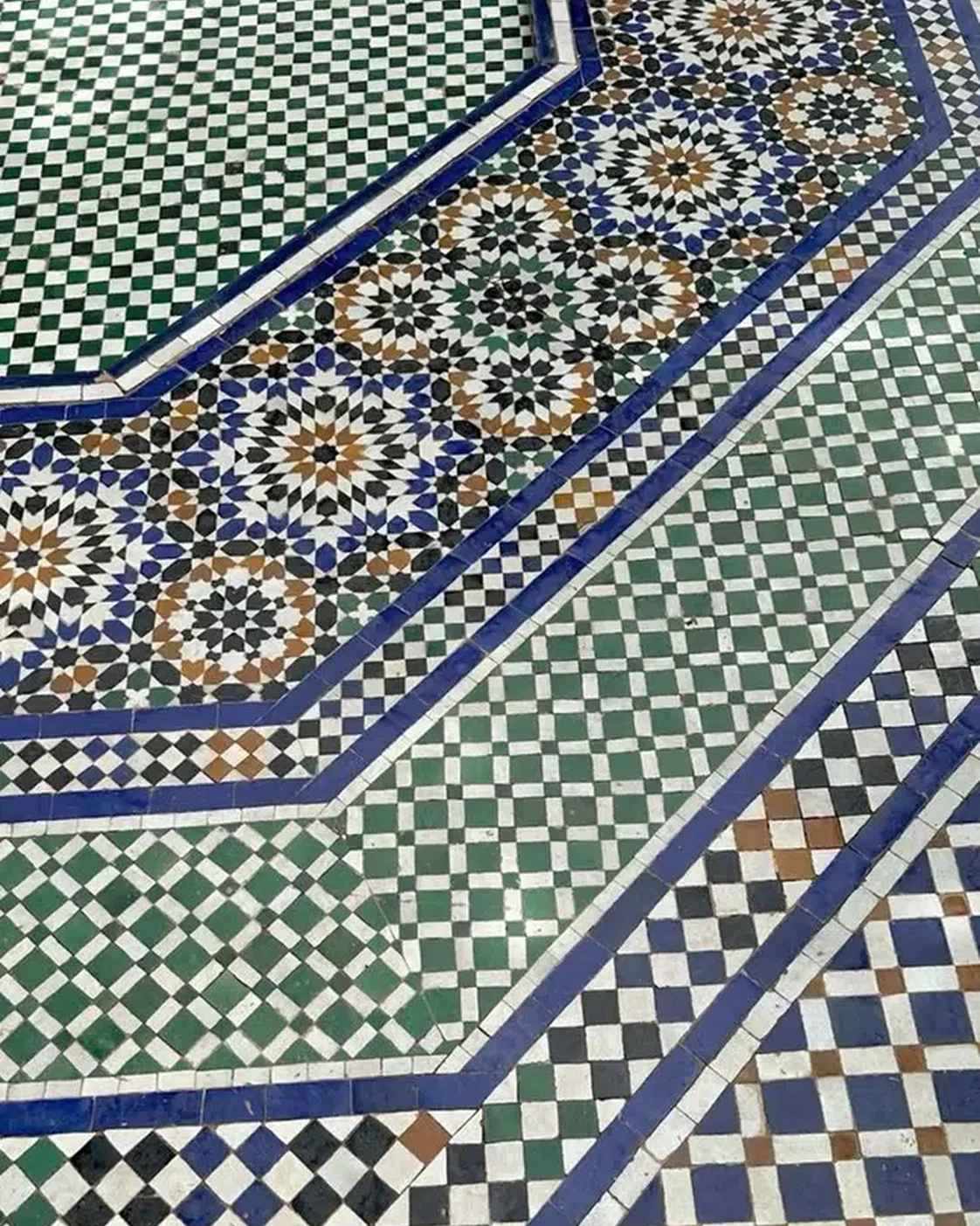 A geometric surface read through repeat and boundary.