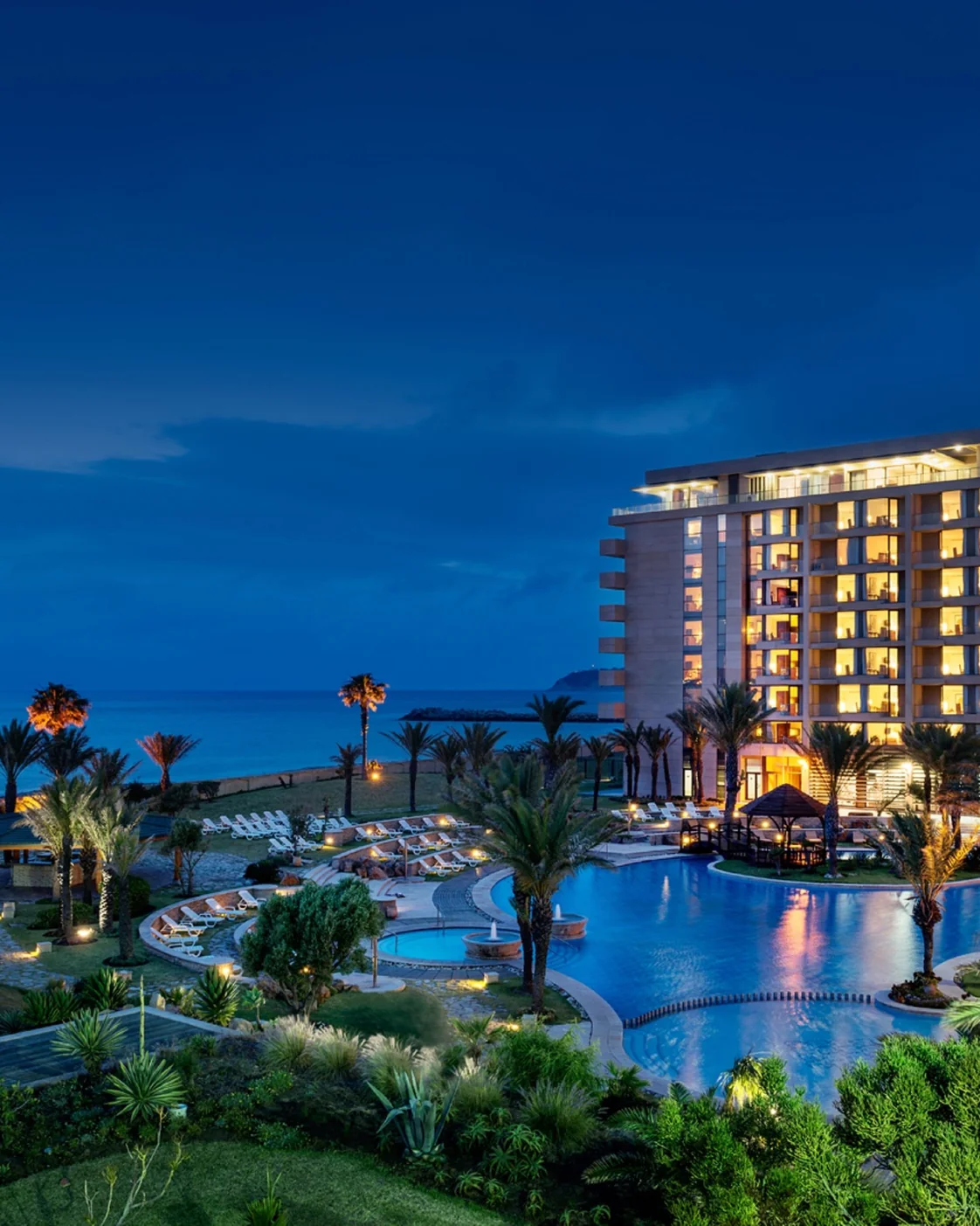 A well-chosen accommodation base can simplify arrivals, evening transport and access to help.