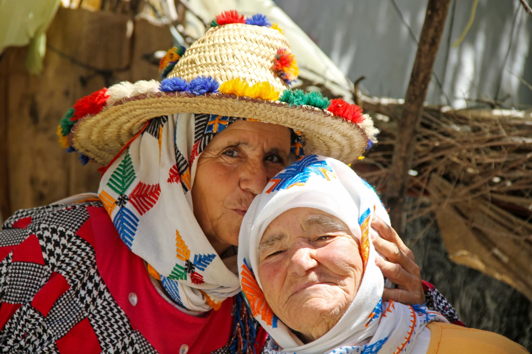 Two women in the library’s Rif collection. The straw hat, head coverings and fabric colours are visible details; individual identities and life stories are not supplied by the image.