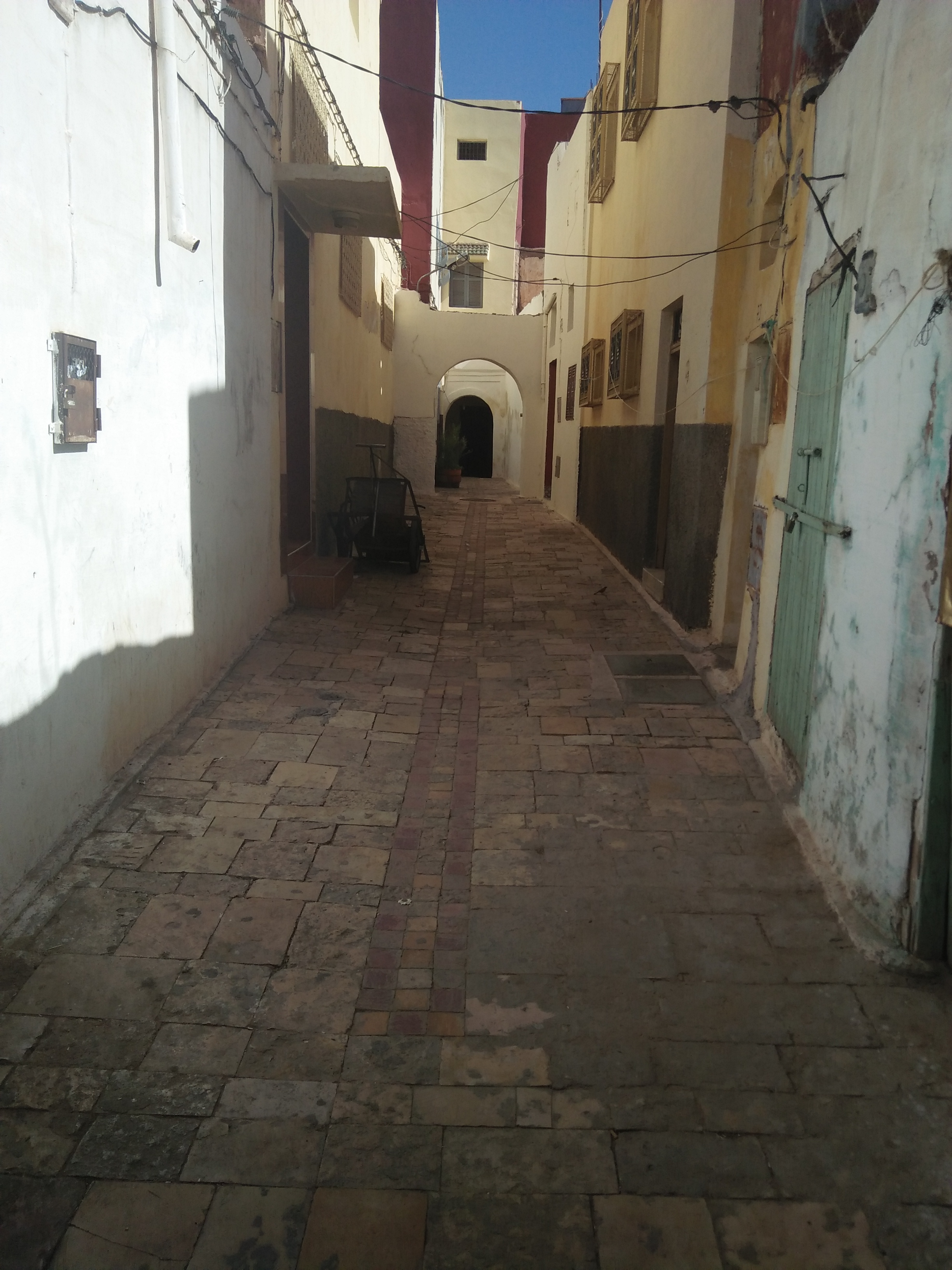 Whitewashed lane and green doorway in Derb Ghzaouna, Bejaad