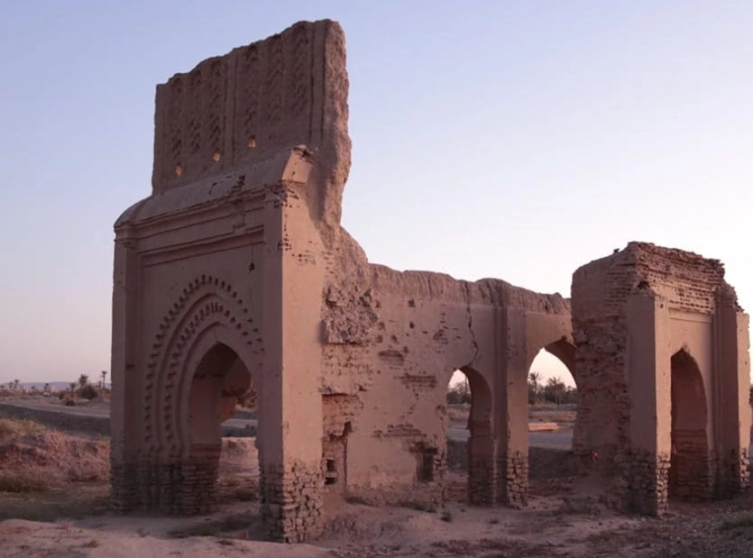 Historic ruined gate near the Merzouga and Tafilalet route